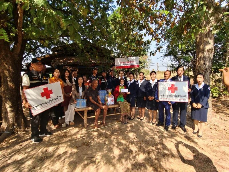 นายกเทศมนตรีตำบลกุดเรือคำ ลงพื้นที่มอบของถุงยังชีพพร้อมเงินช่วยเหลือรายนางอมรรัตน์ ไชยสมบัติ บ้านพัฒนา หมู่ที่ 2