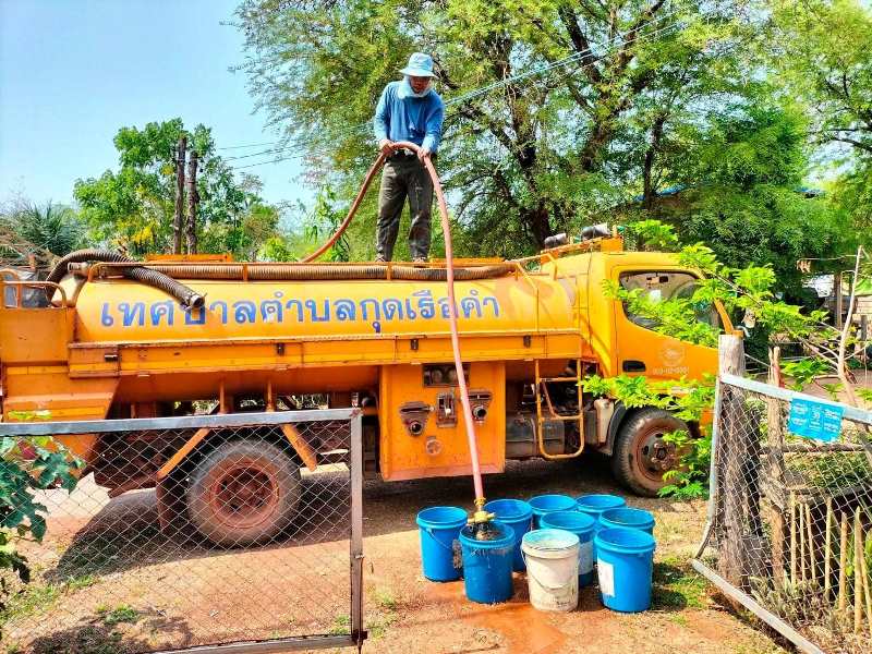 งานป้องกันฯ ลงพื้นที่แจกจ่ายน้ำให้ประชาชน เนื่องจากน้ำประปาไม่ไหลบางพื้นที่สาเหตุมาจากน้ำประปาบาดาลแห้ง ลดปัญหาขาดแคลนน้ำจากภัยแล้ง